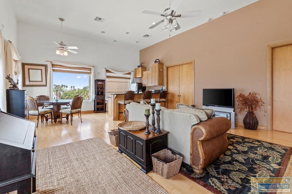 1208 North Shore