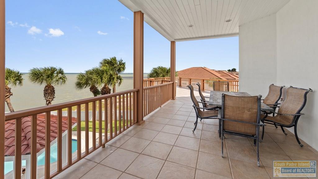 1208 North Shore