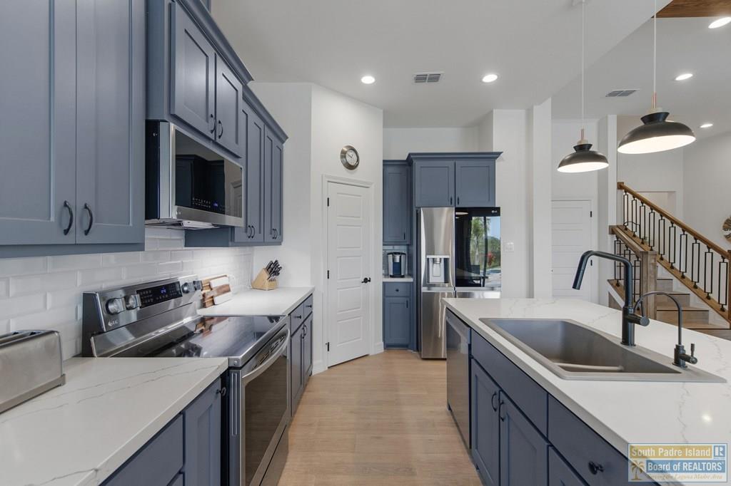 121 Torrey Pines Rd.