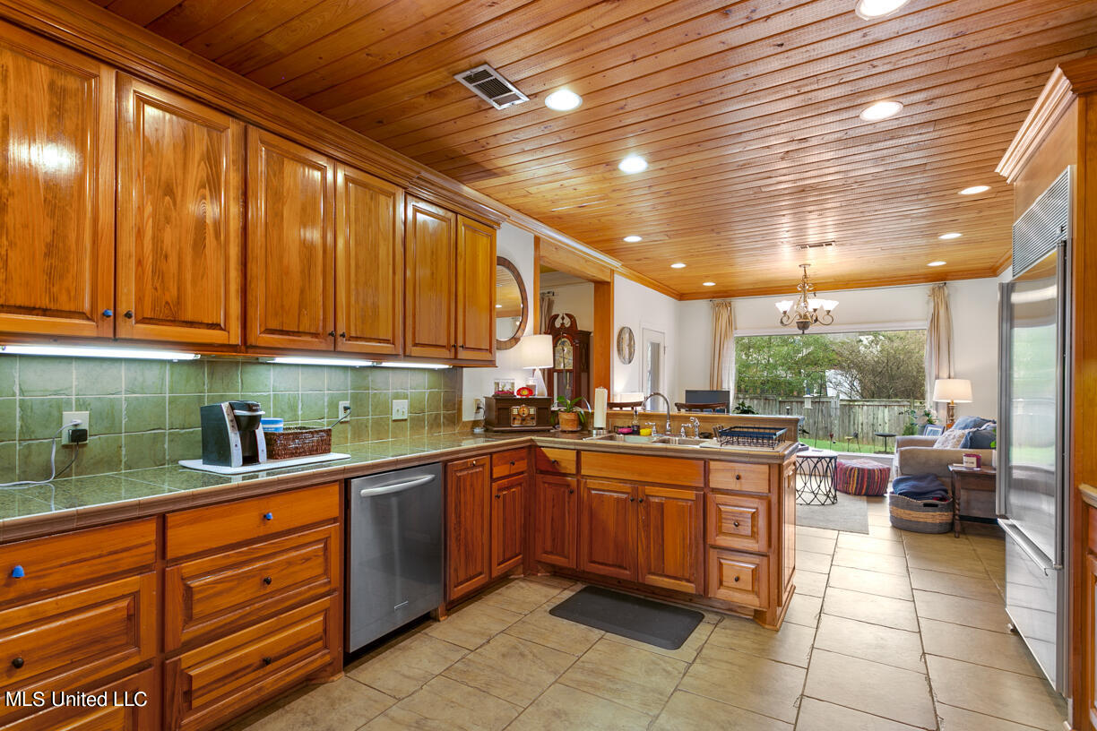 102 Coventry Cove