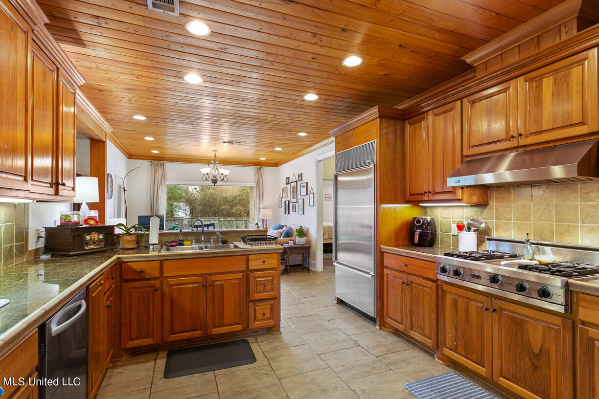 102 Coventry Cove