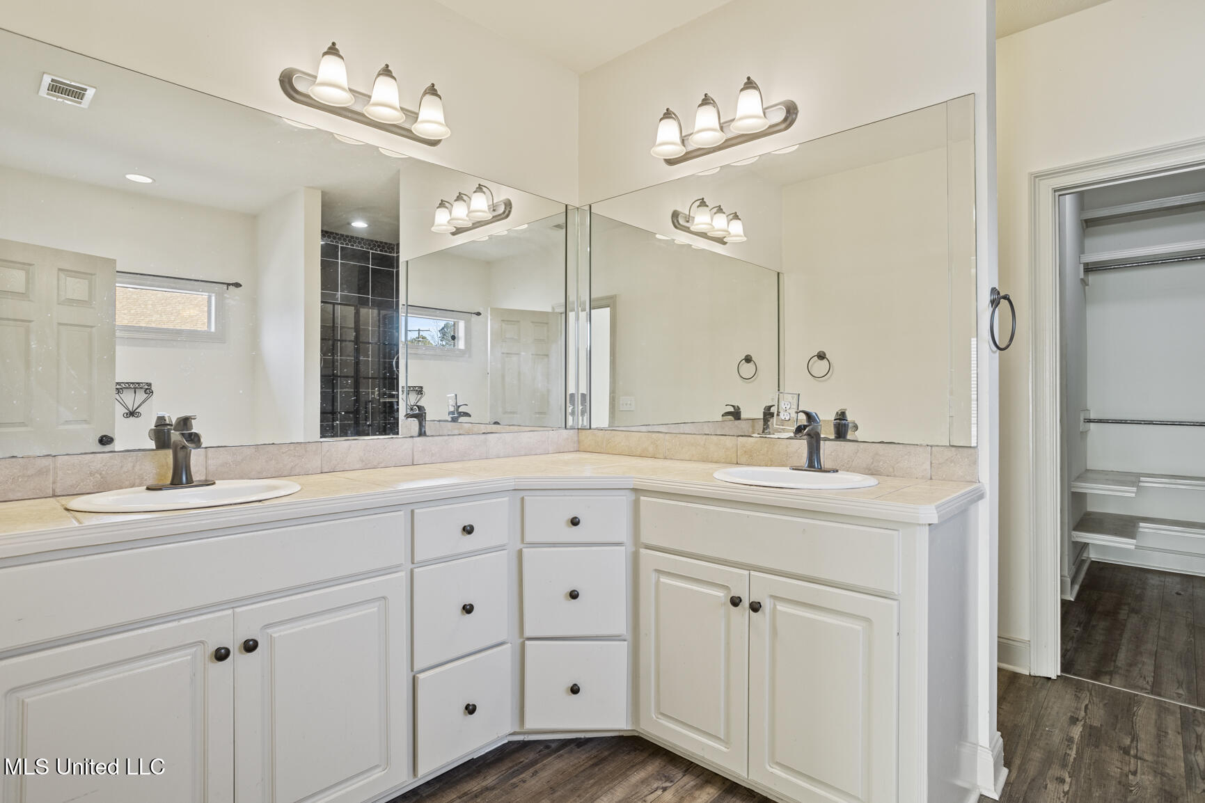 1911 E Ridge Circle