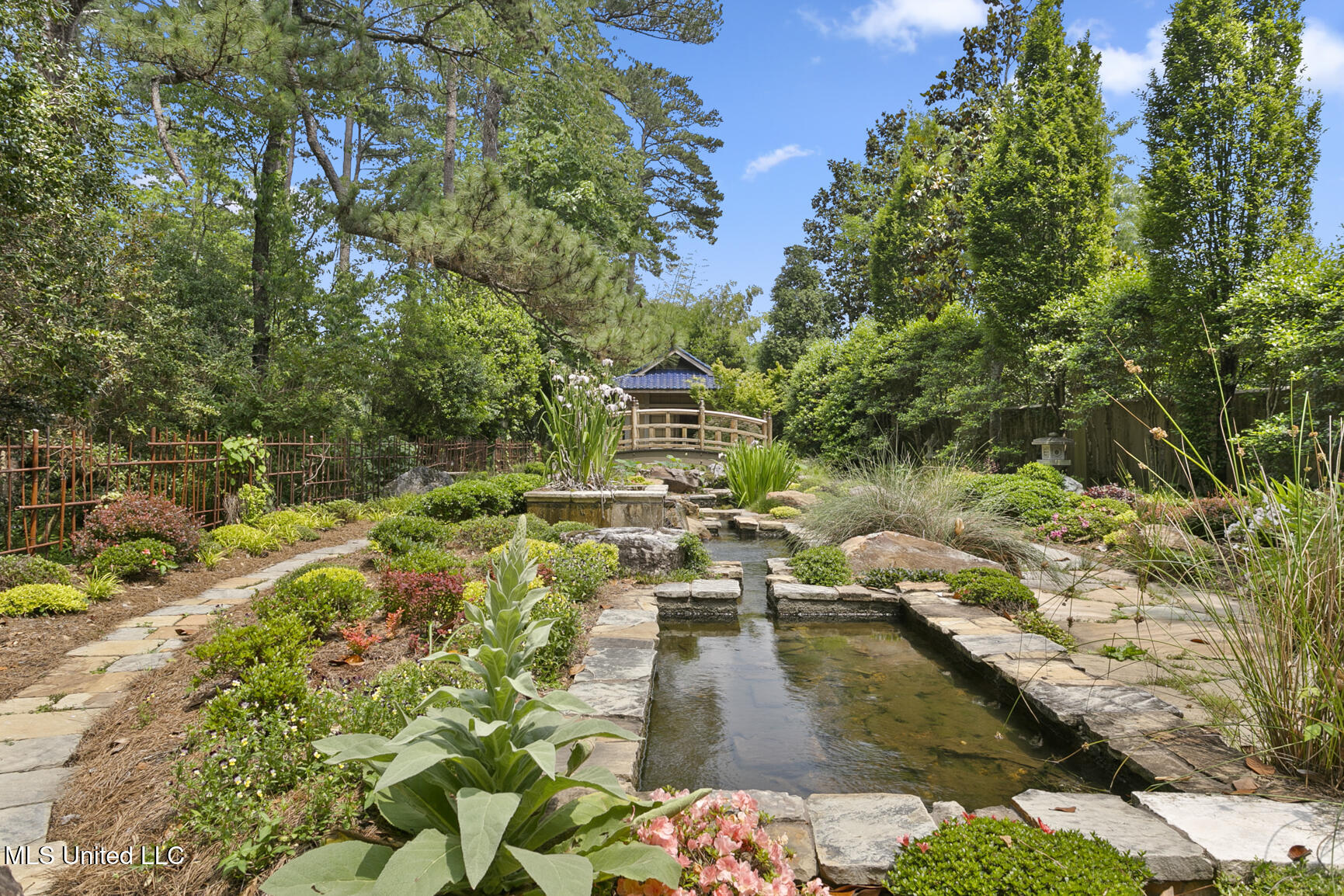 106 N Meadowbrook