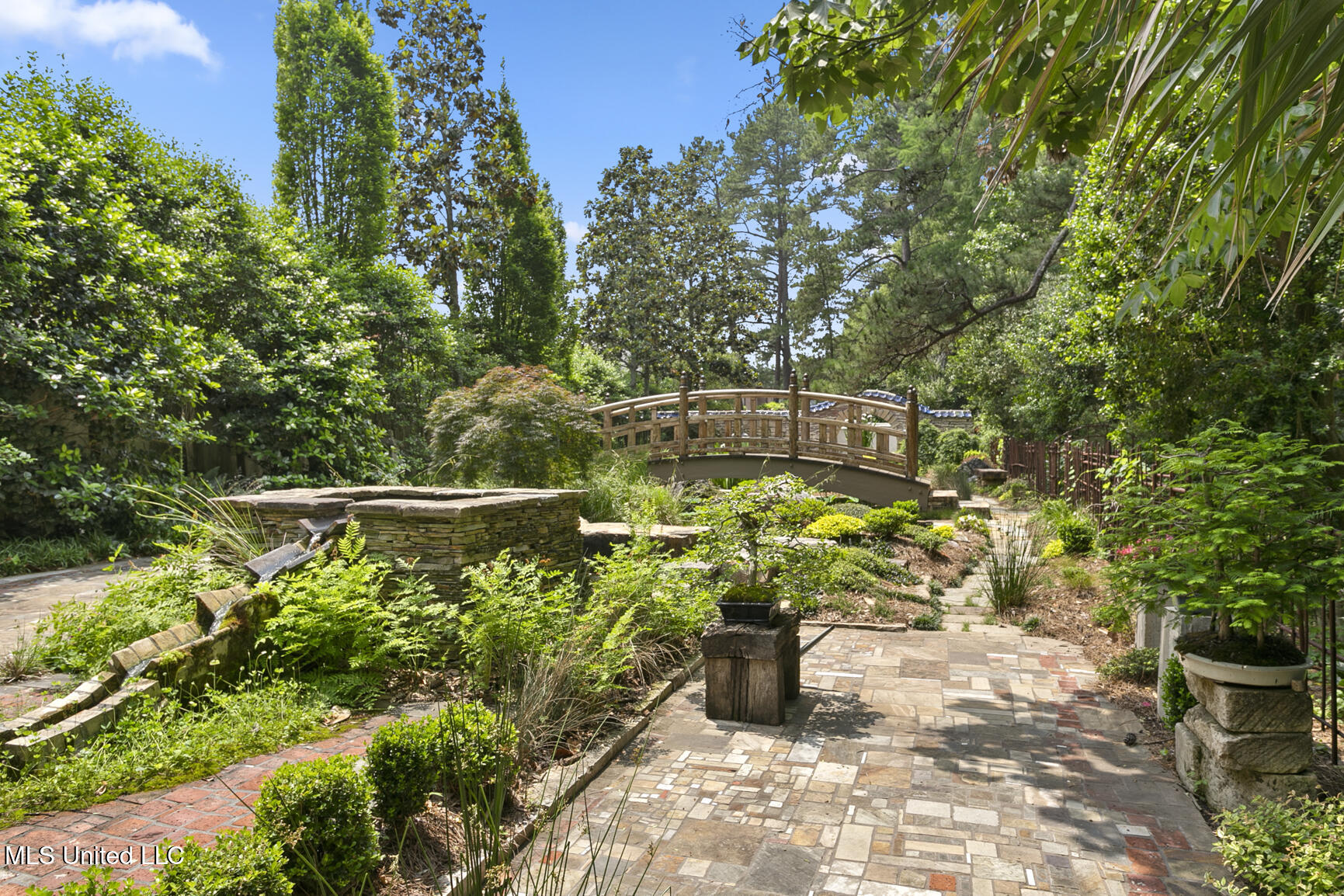 106 N Meadowbrook