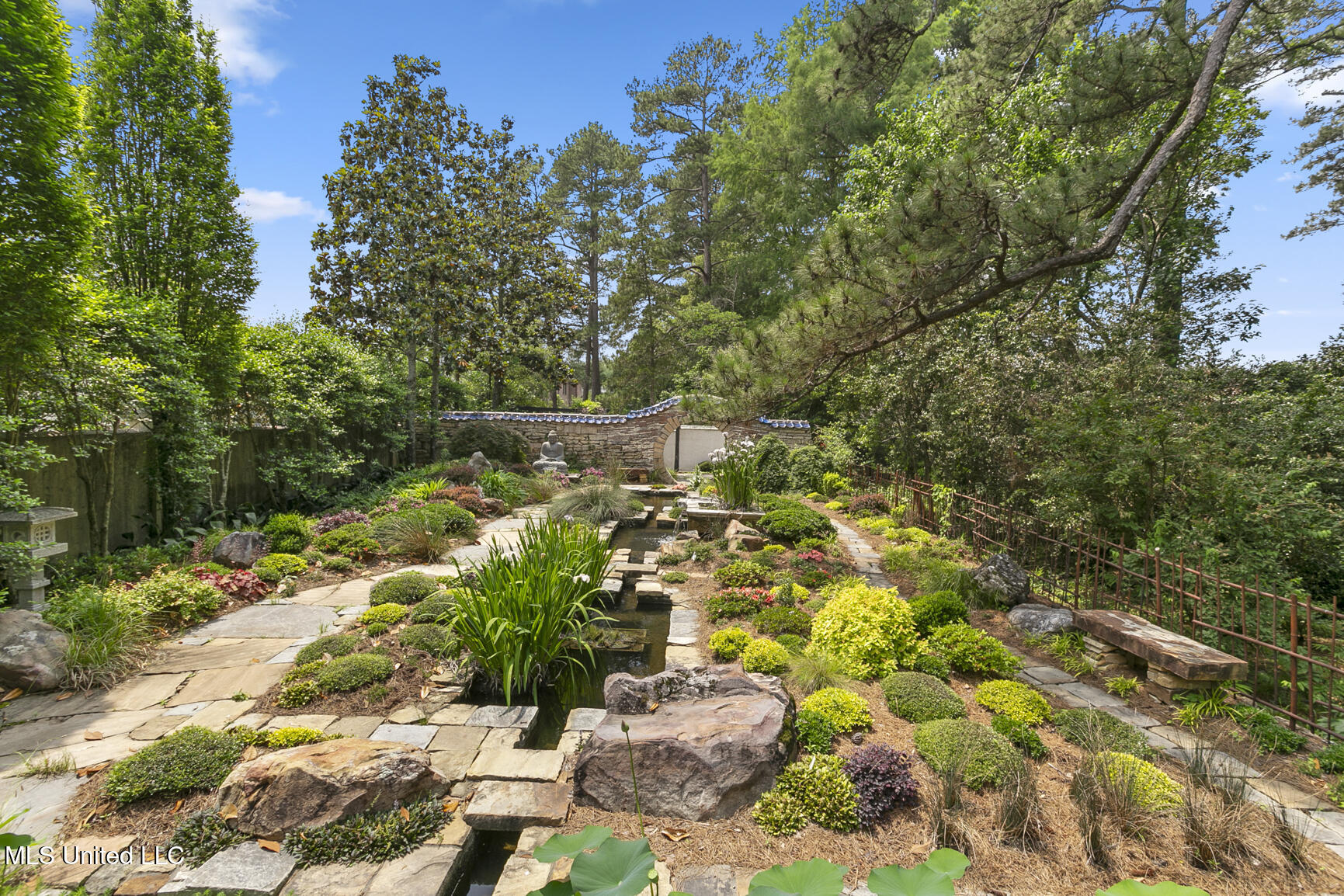 106 N Meadowbrook