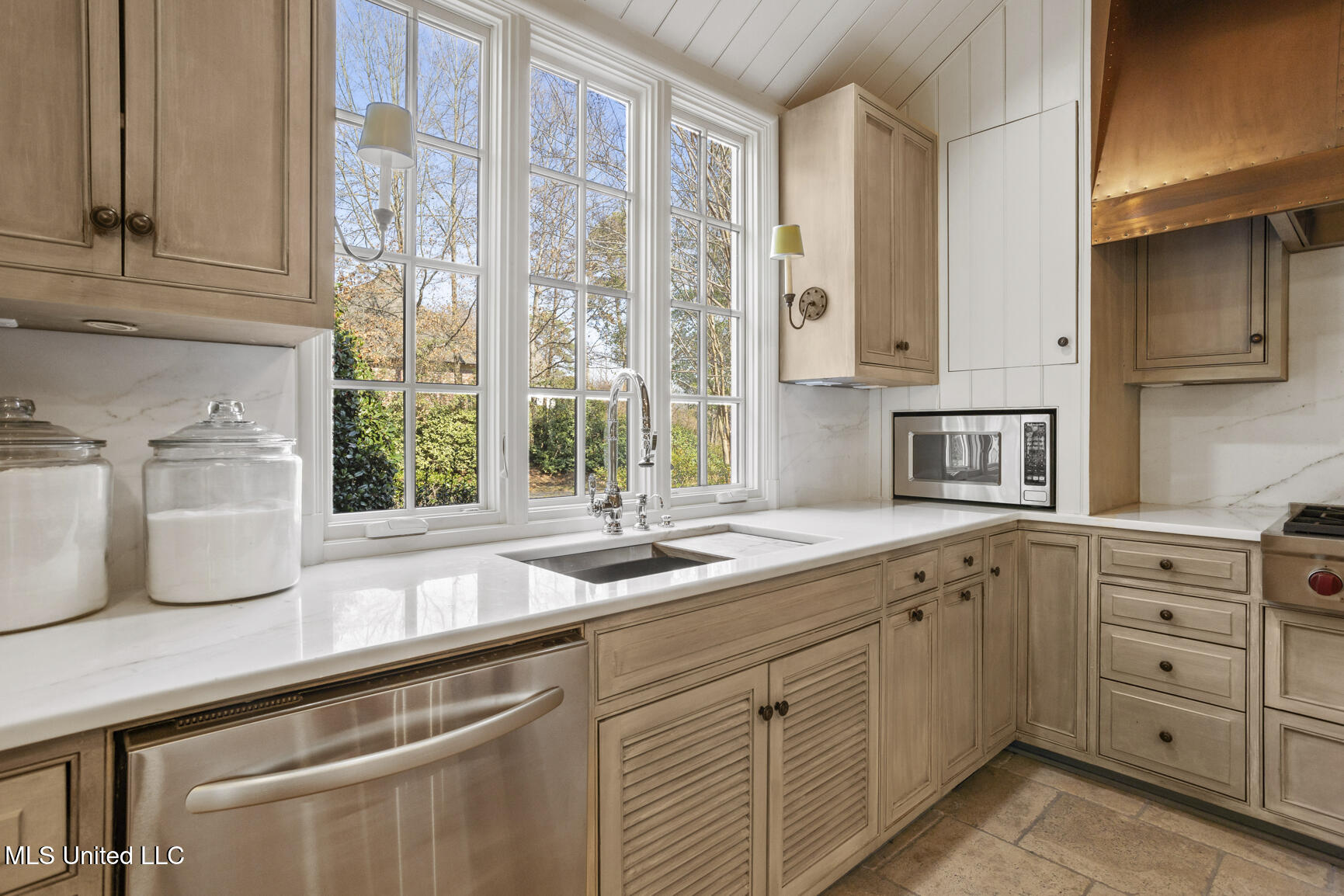 106 N Meadowbrook