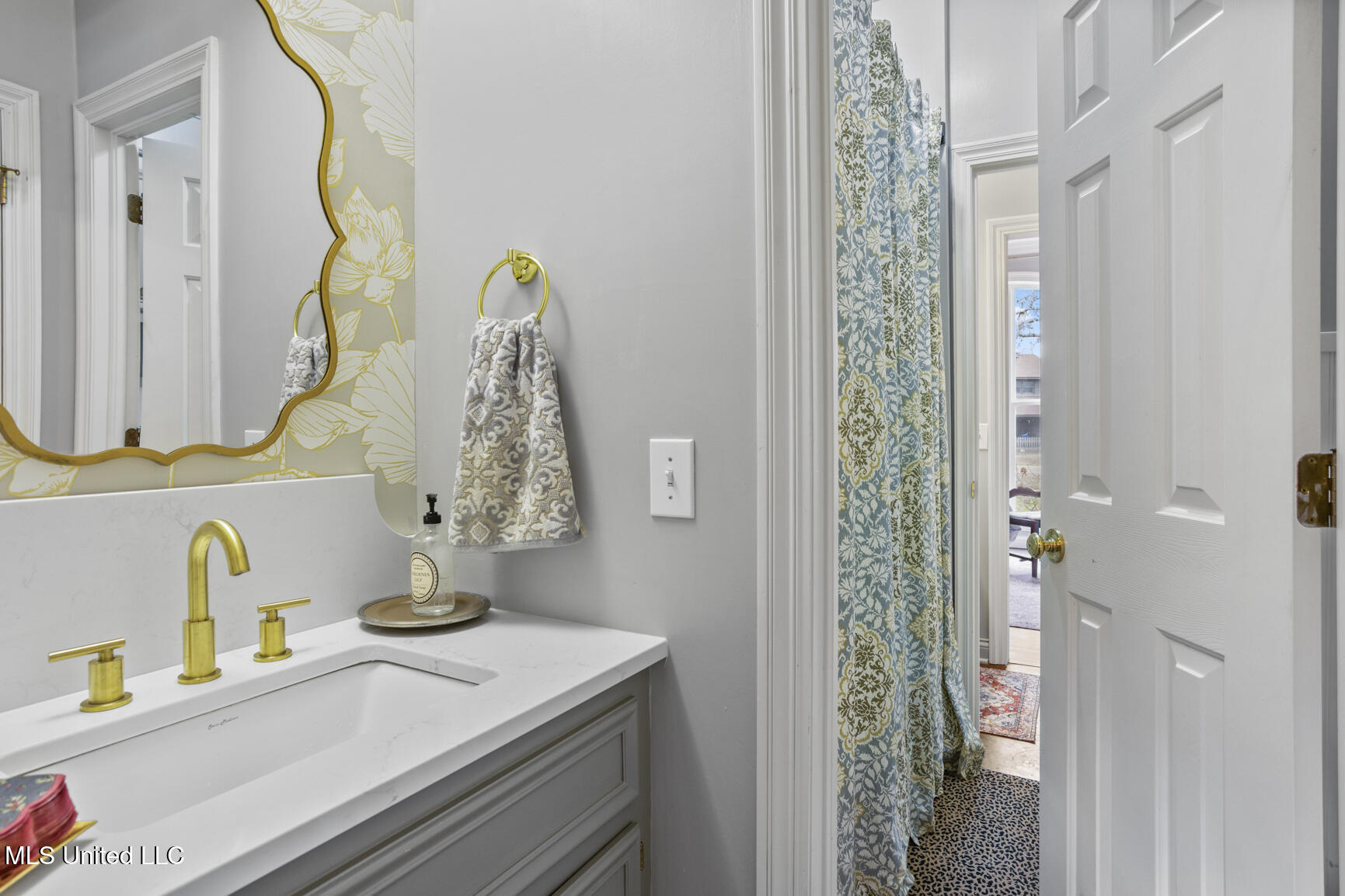 819 W Deerfield Drive