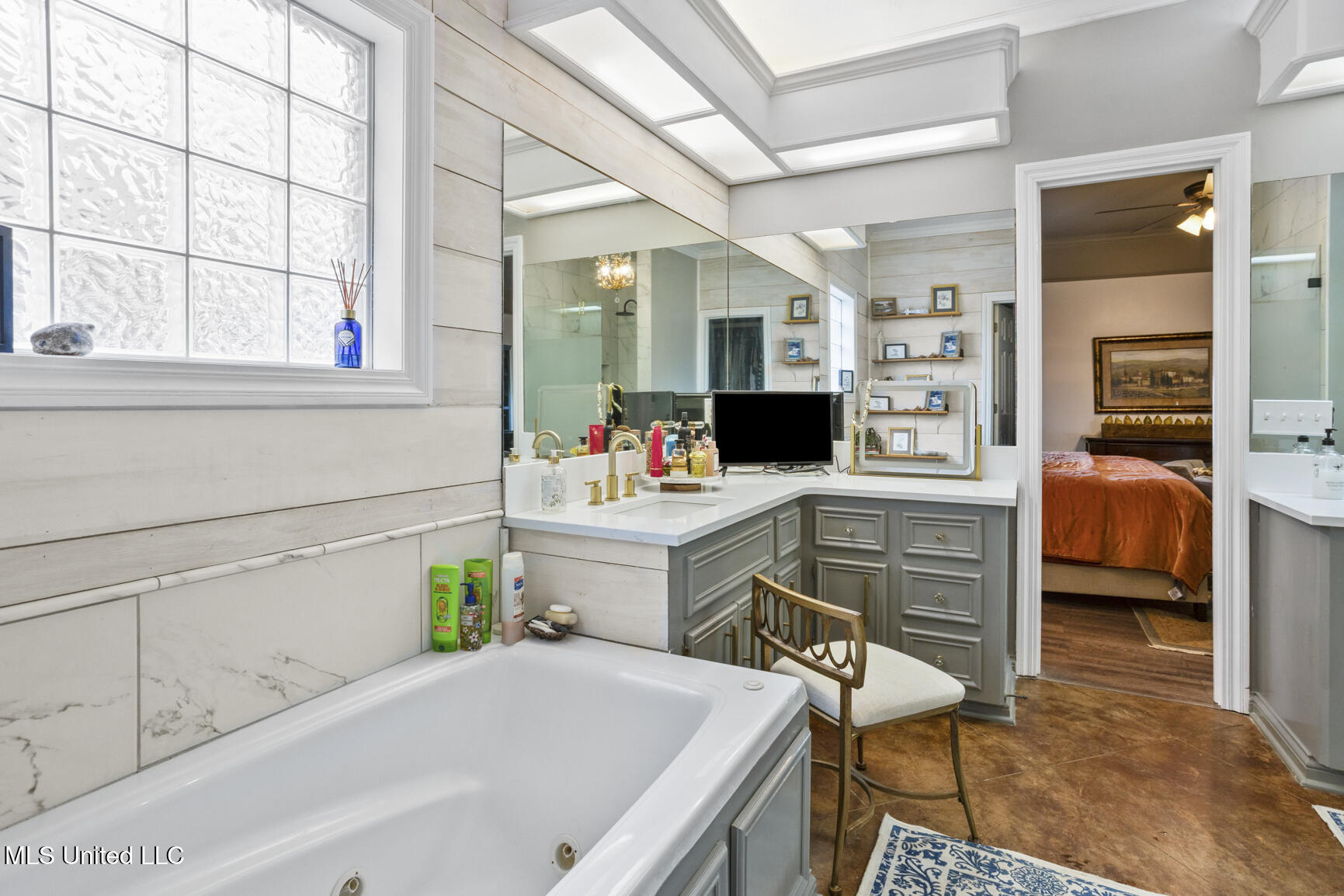 819 W Deerfield Drive