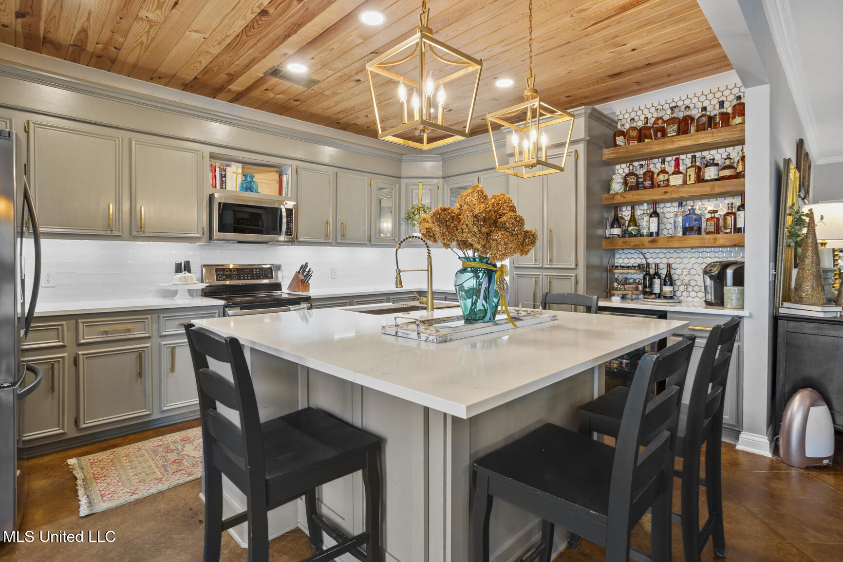 819 W Deerfield Drive