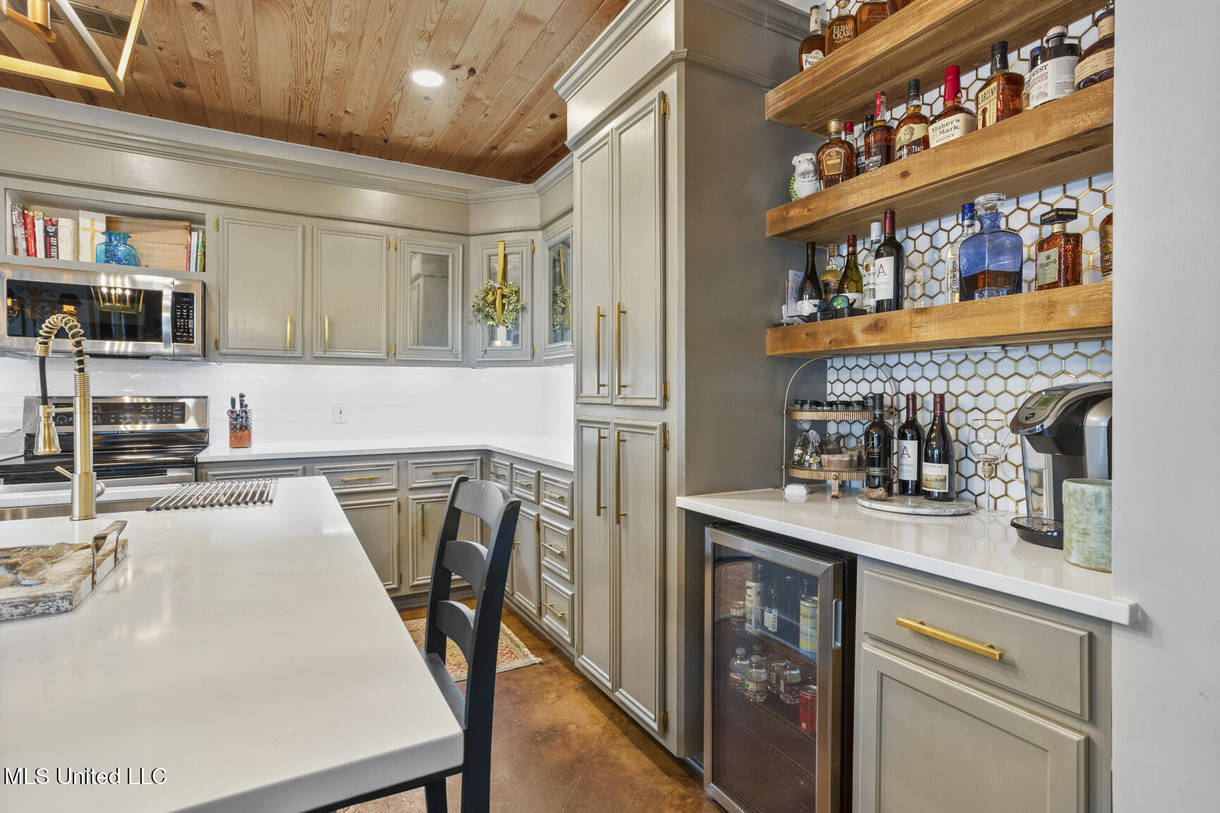 819 W Deerfield Drive