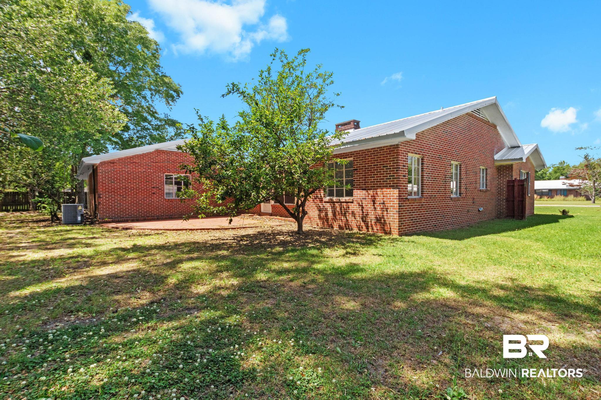 402 E Poplar Street