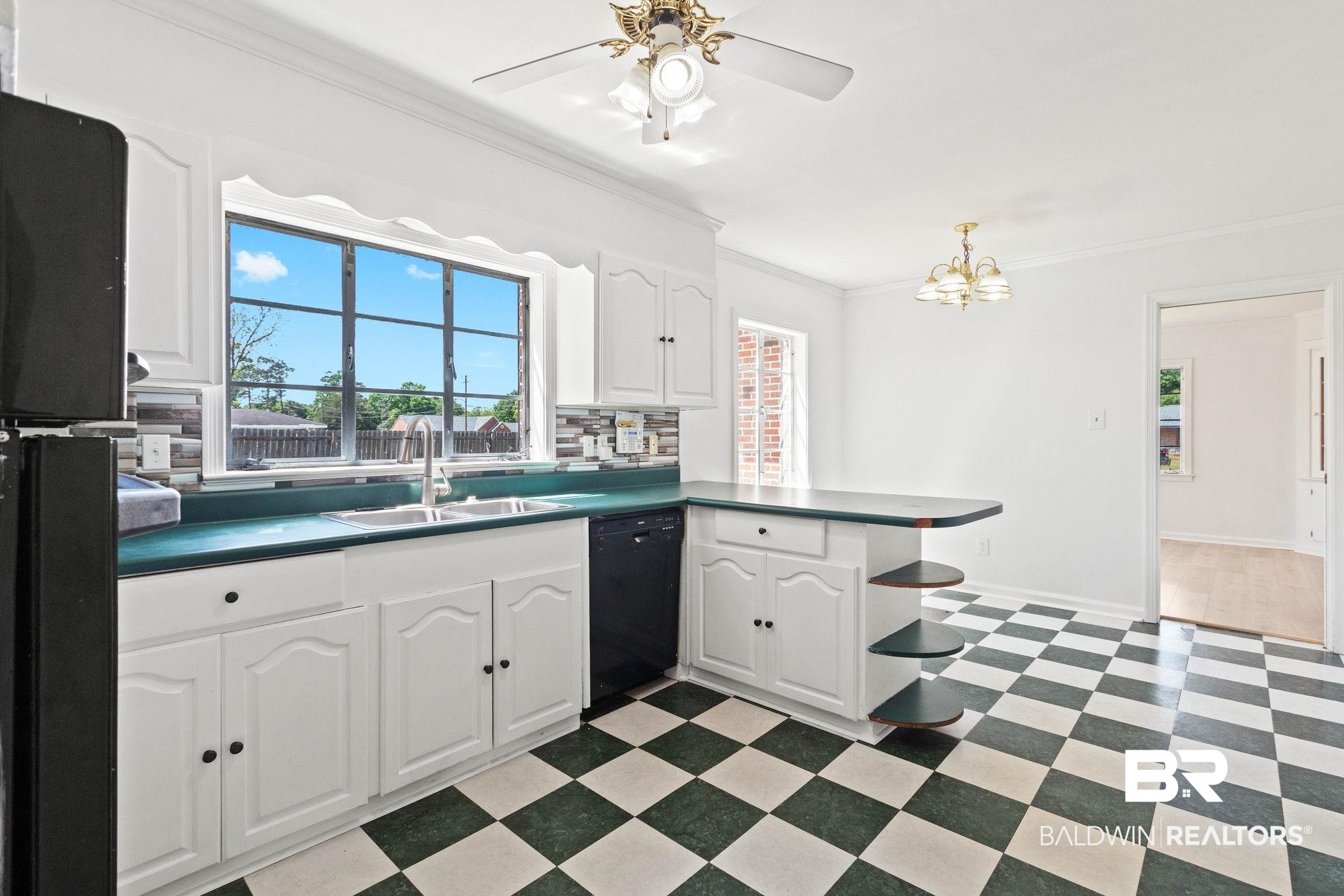 402 E Poplar Street