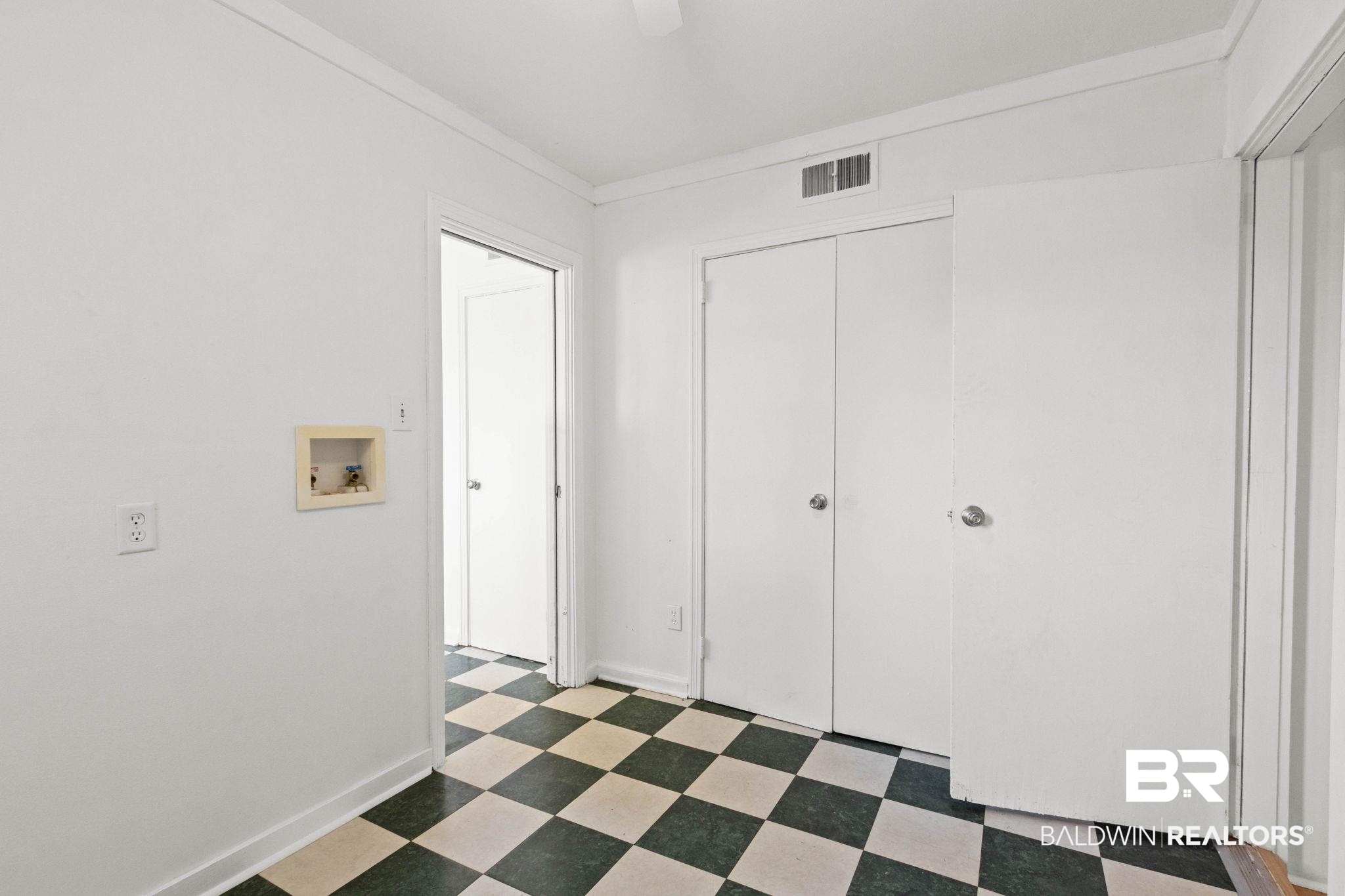 402 E Poplar Street