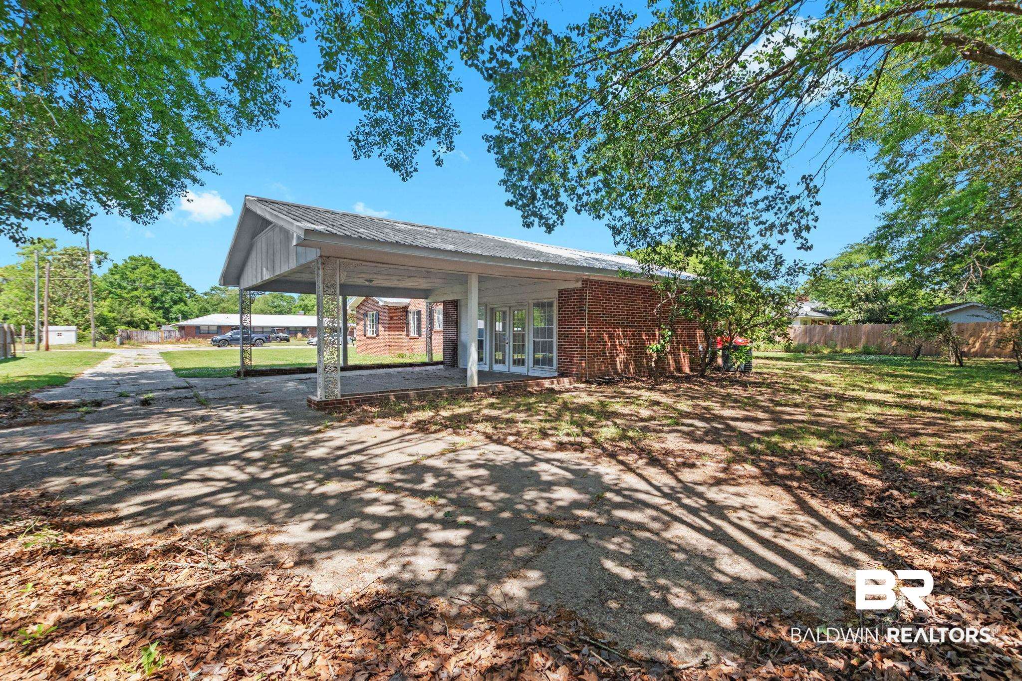 402 E Poplar Street