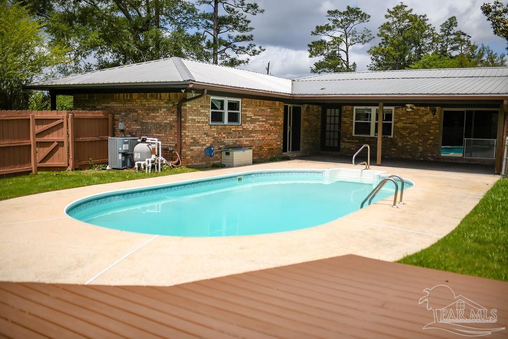 1561 Forest Hill Dr