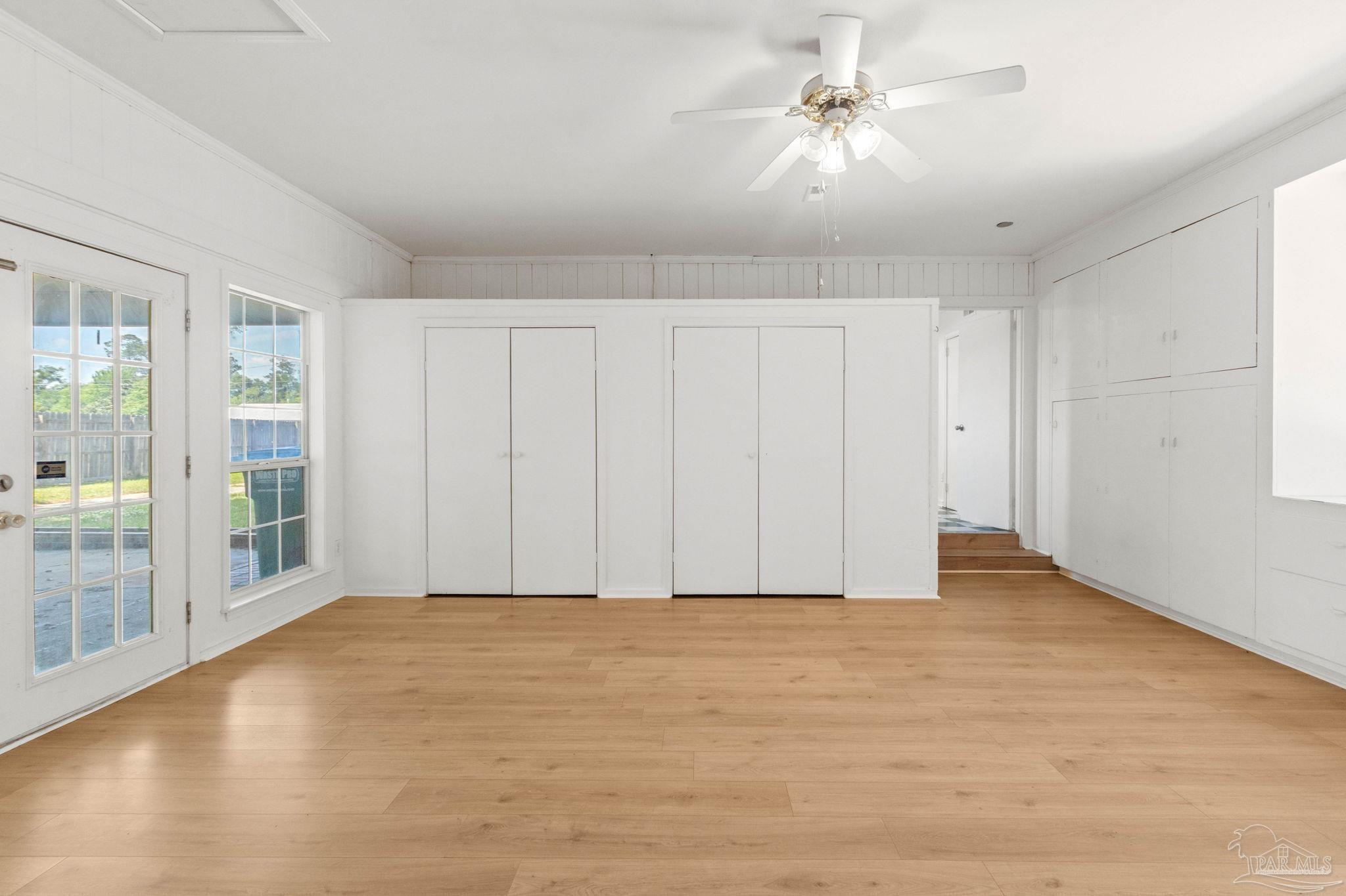 402 E Poplar St