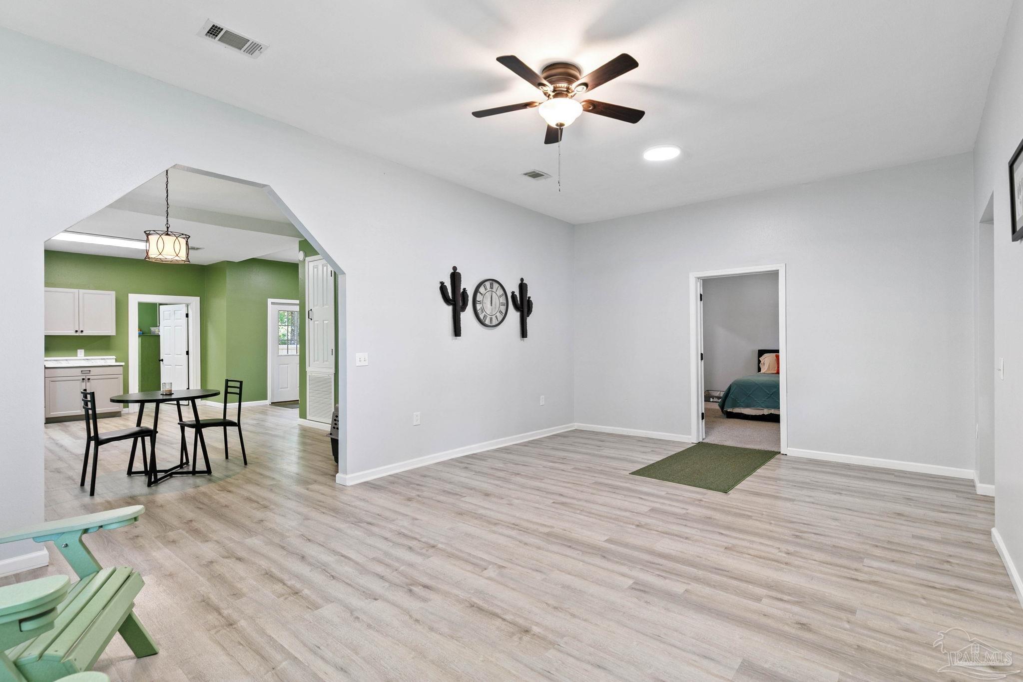 211 S Presley St