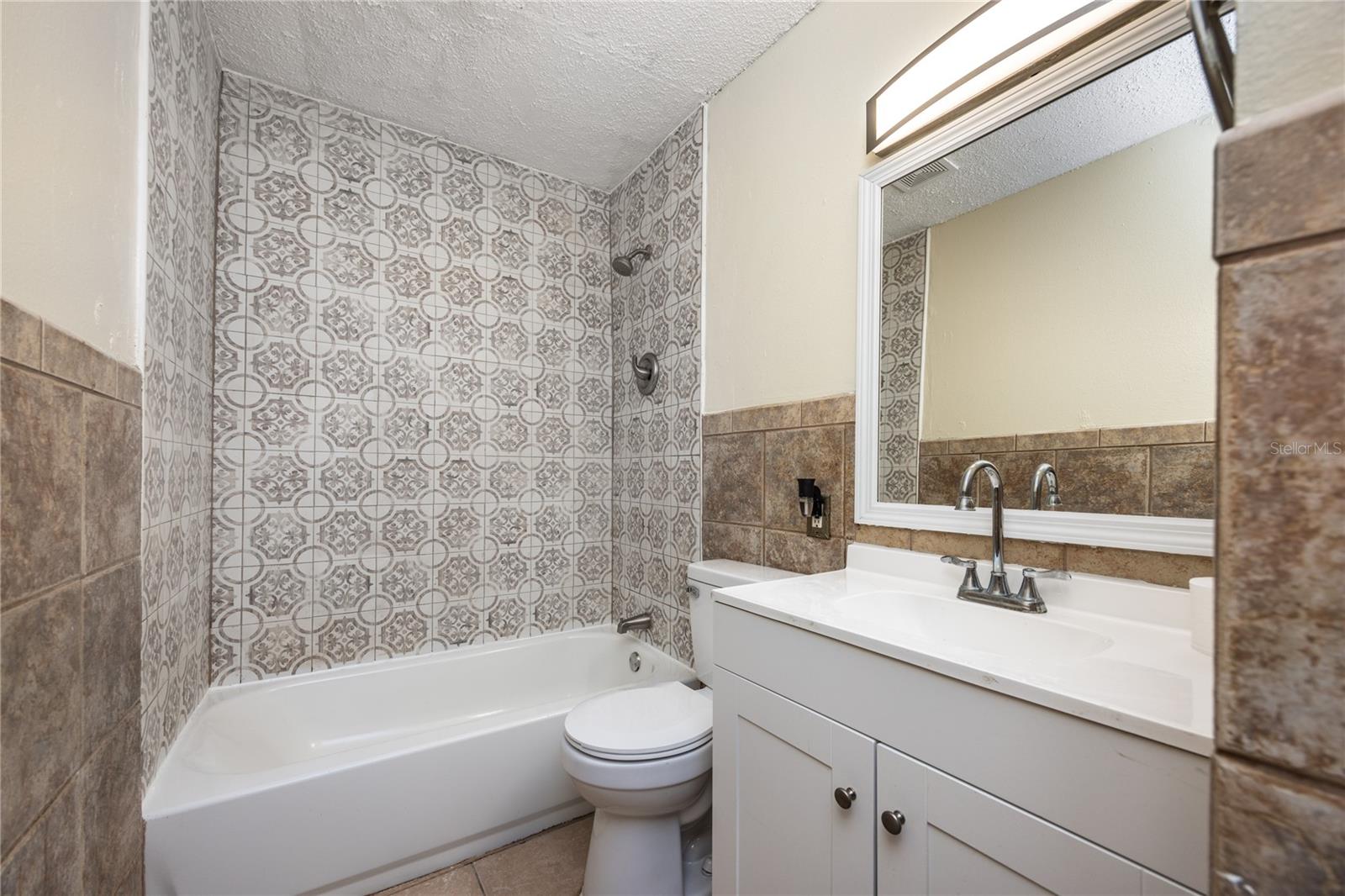 6519 W NEWBERRY #1004