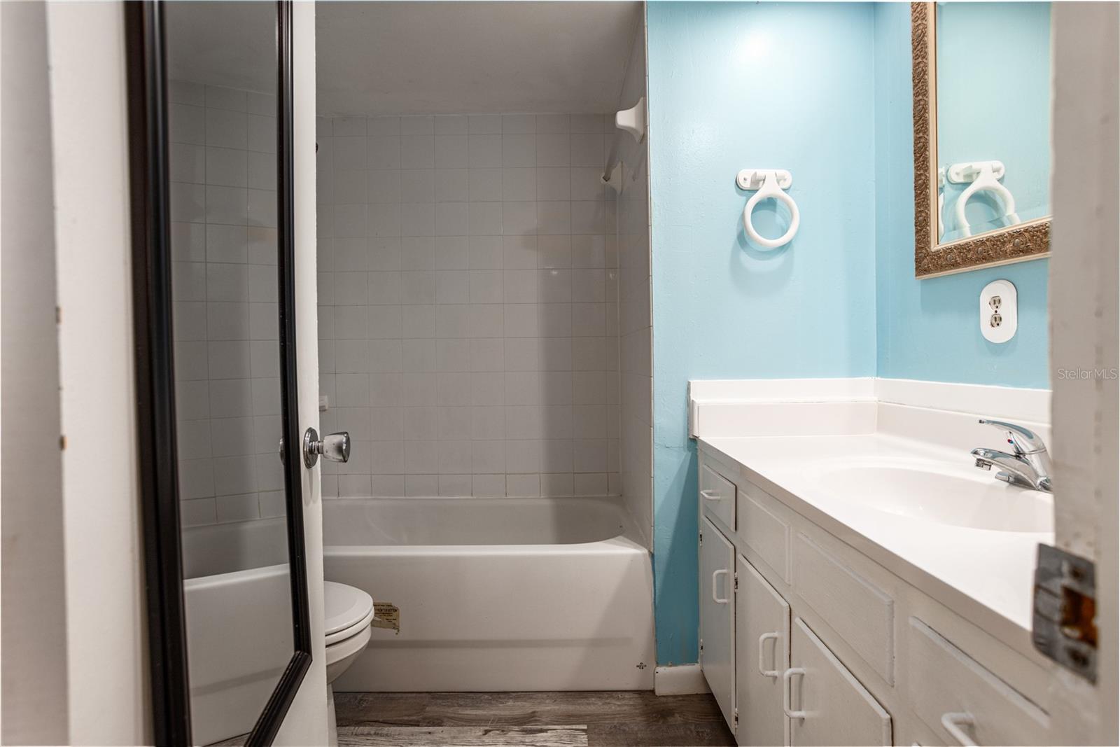 213 NE BLVD BLVD #213-215