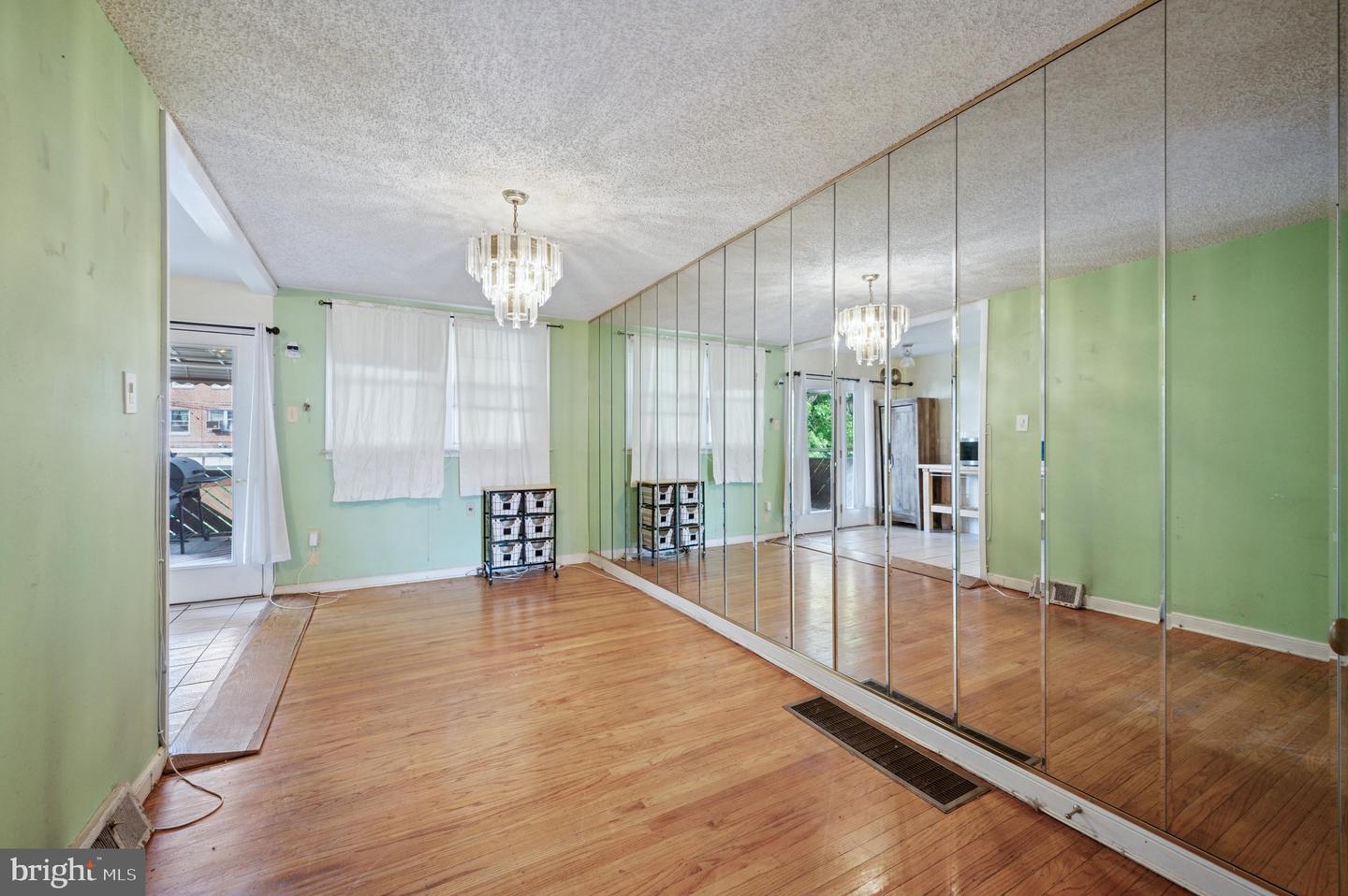 125 E Fariston Dr