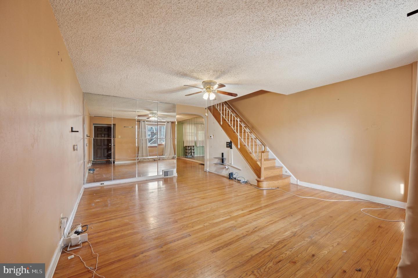 125 E Fariston Dr