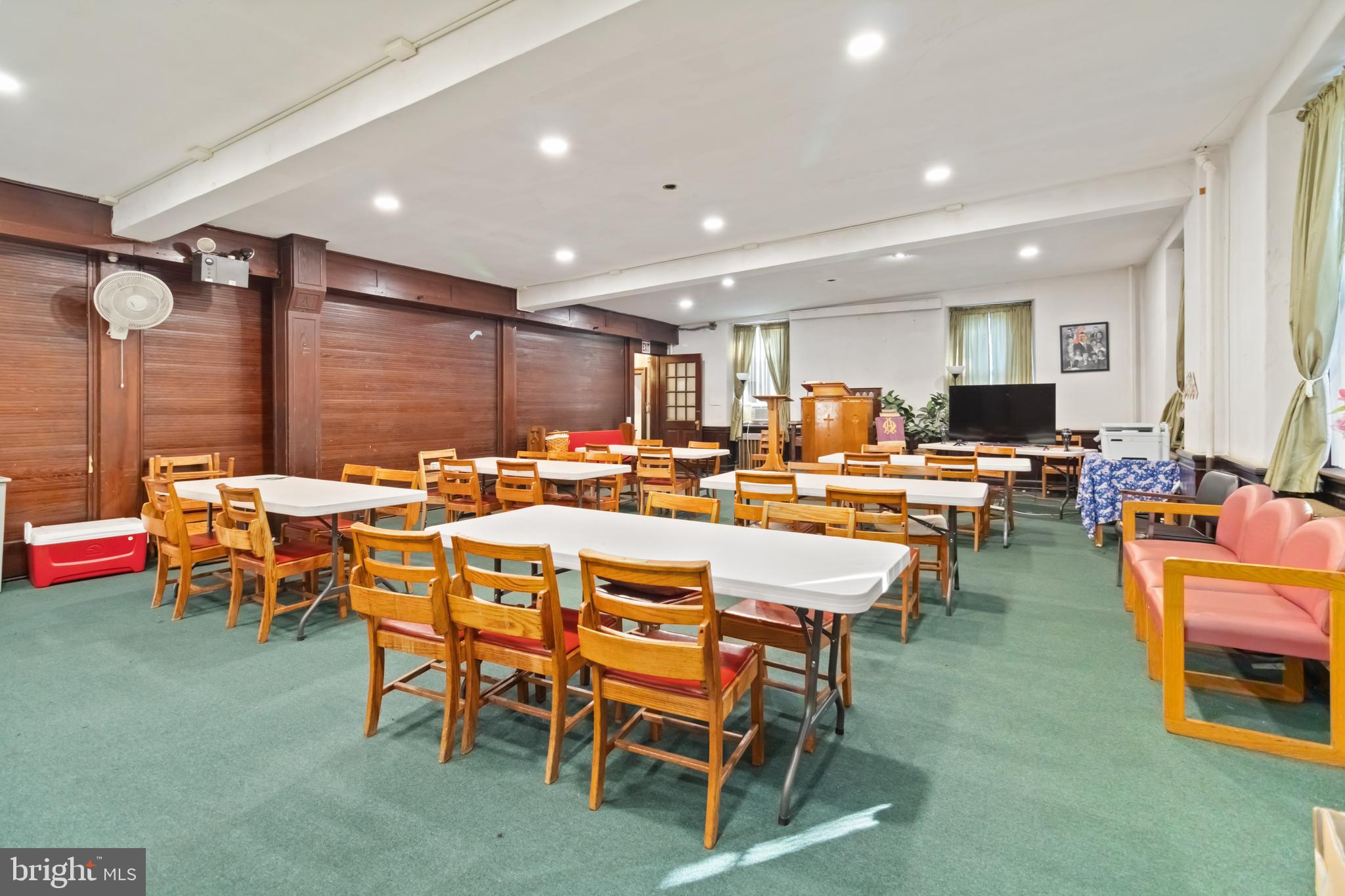 1970 E CHELTEN AVENUE