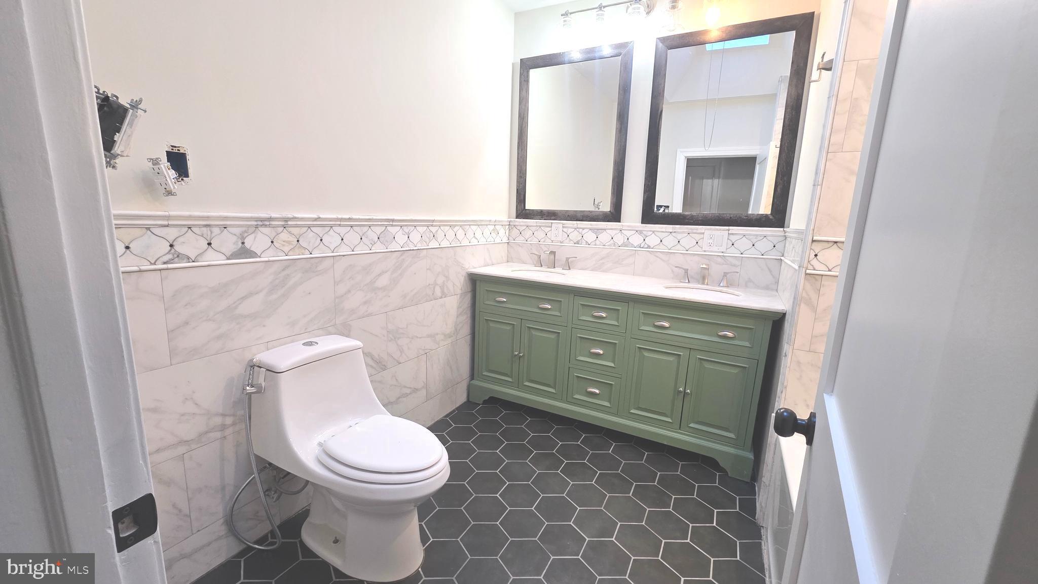 6018 W COLUMBIA AVENUE