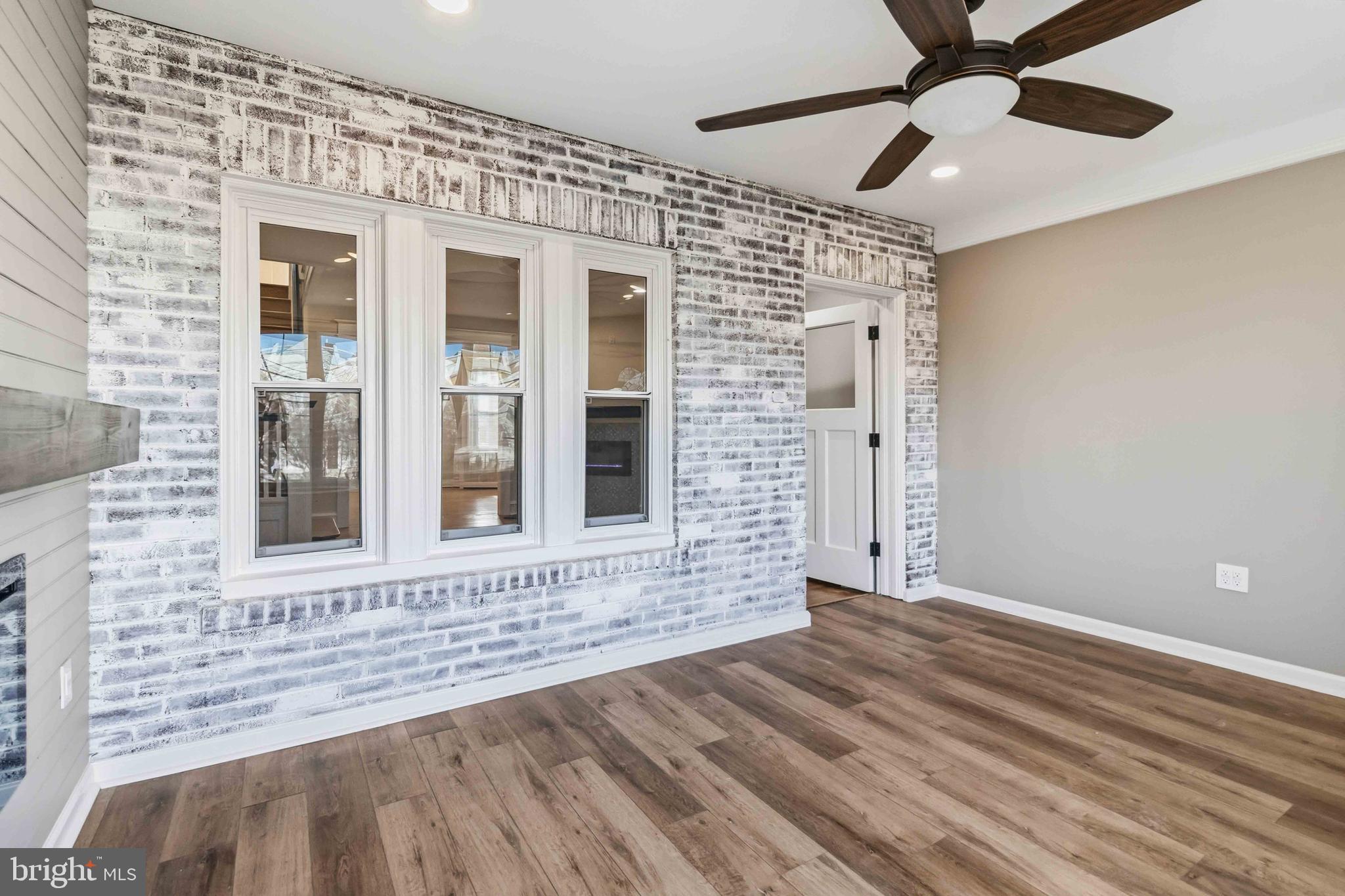 6018 W COLUMBIA AVENUE