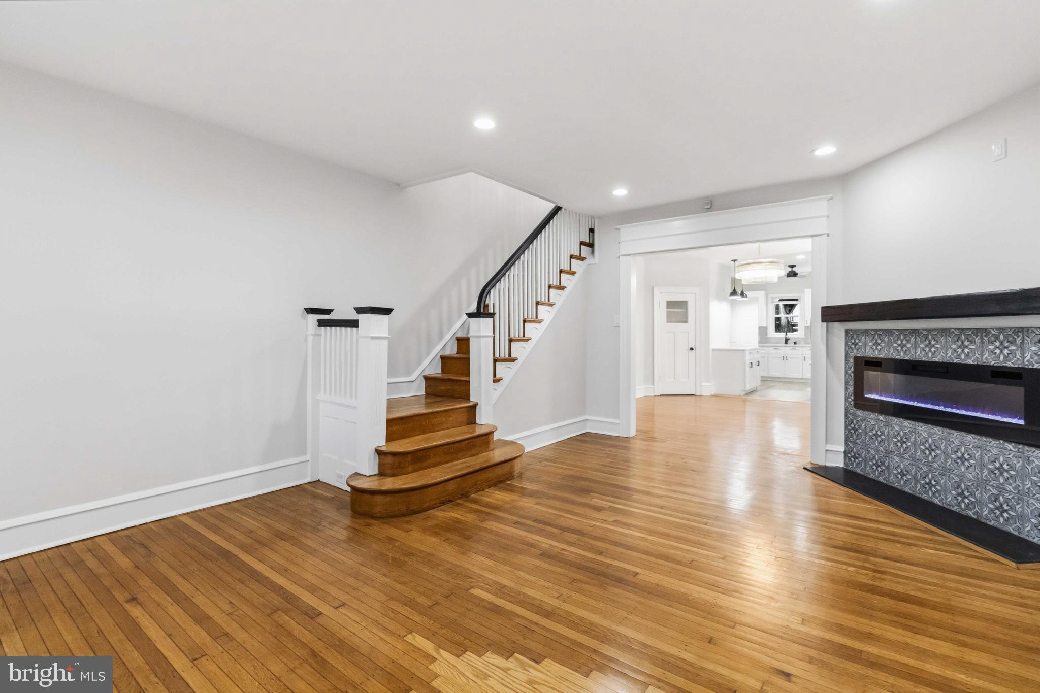 6018 W COLUMBIA AVENUE