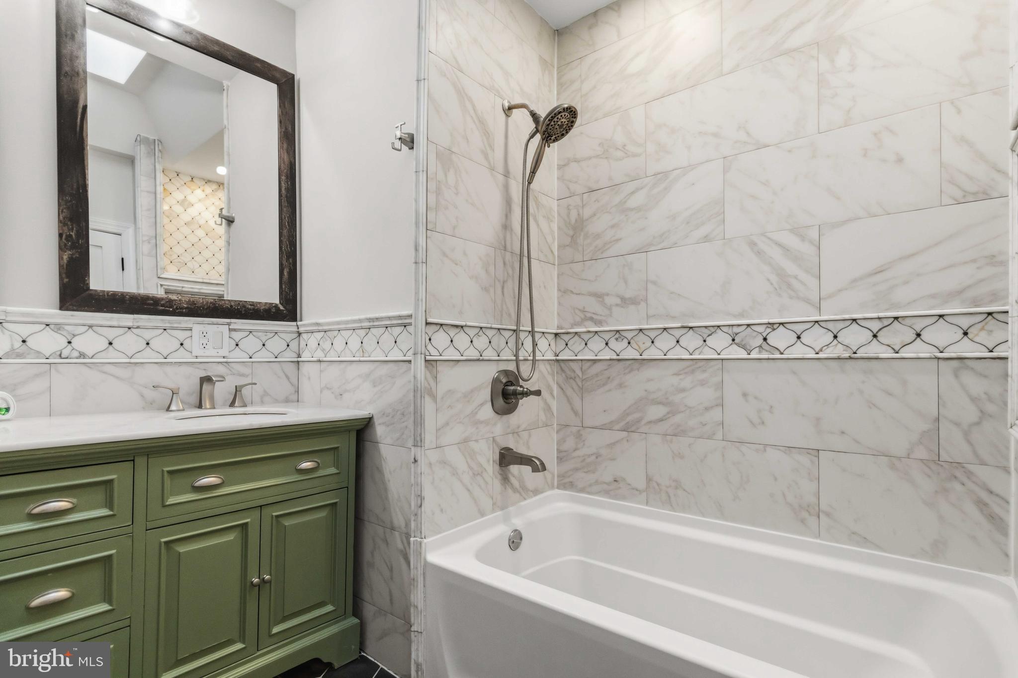 6018 W COLUMBIA AVENUE