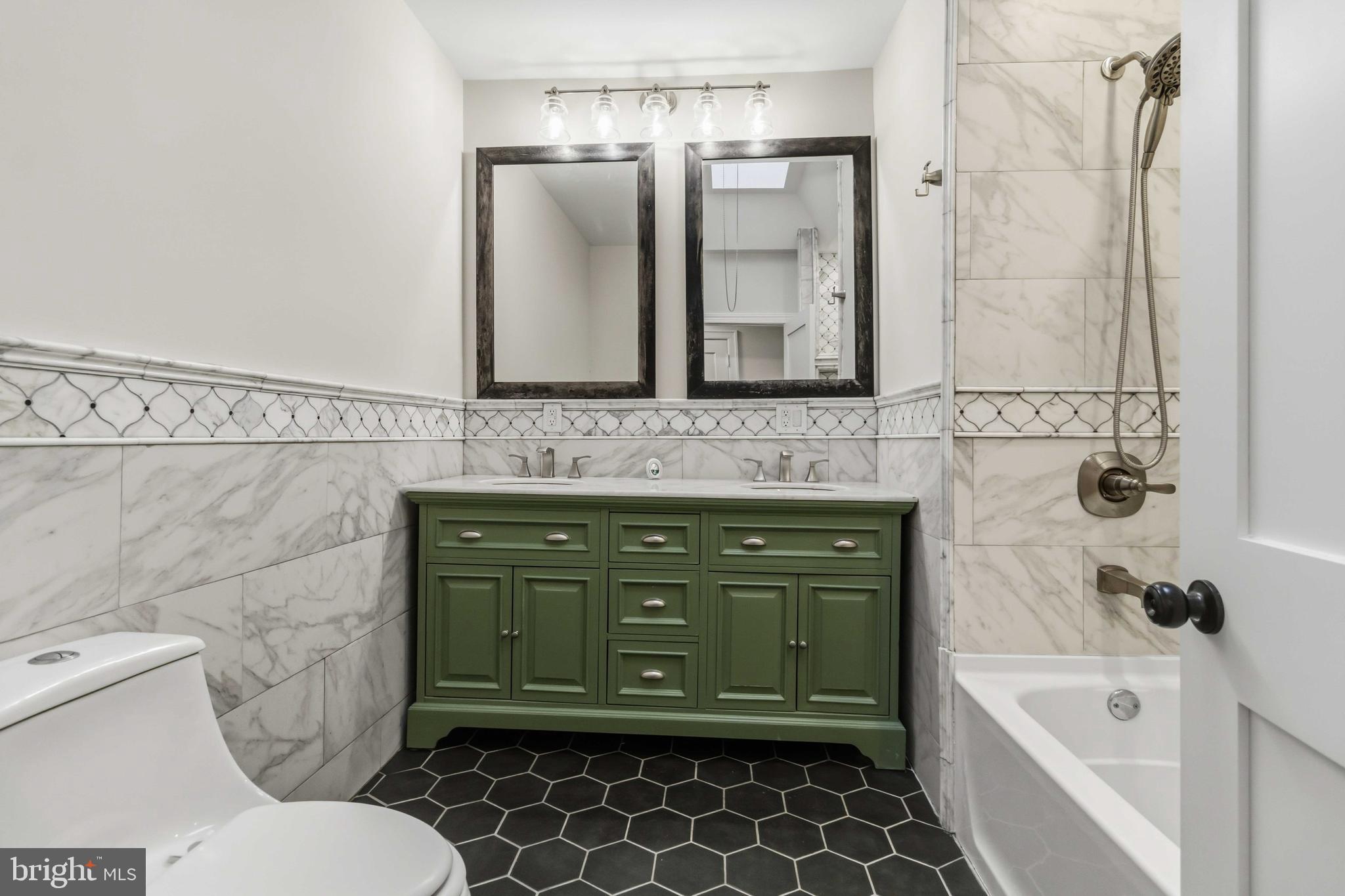 6018 W COLUMBIA AVENUE