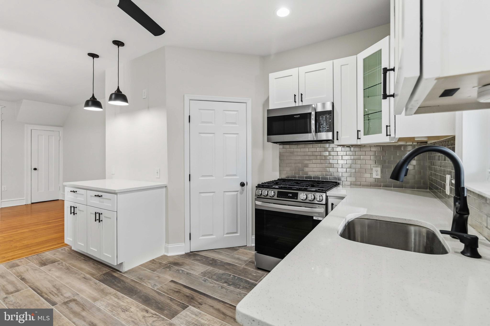 6018 W COLUMBIA AVENUE