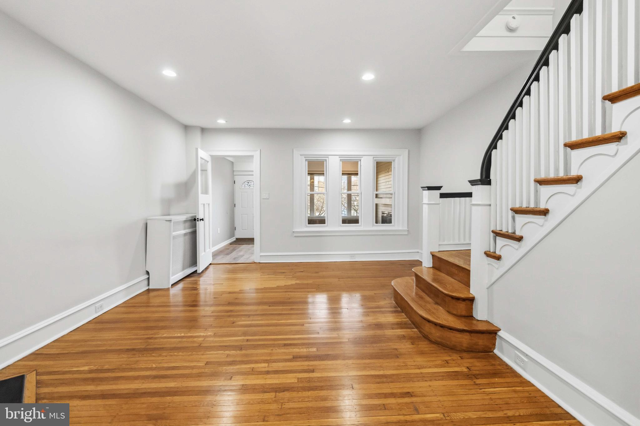 6018 W COLUMBIA AVENUE