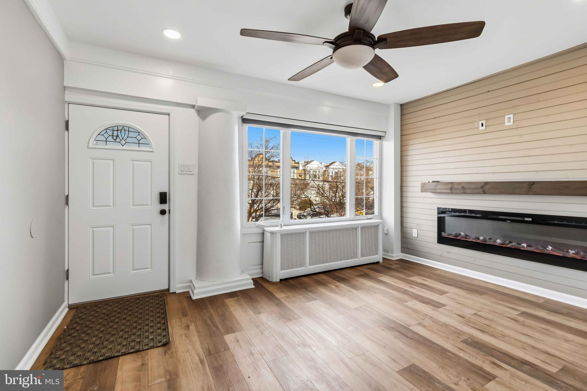 6018 W COLUMBIA AVENUE