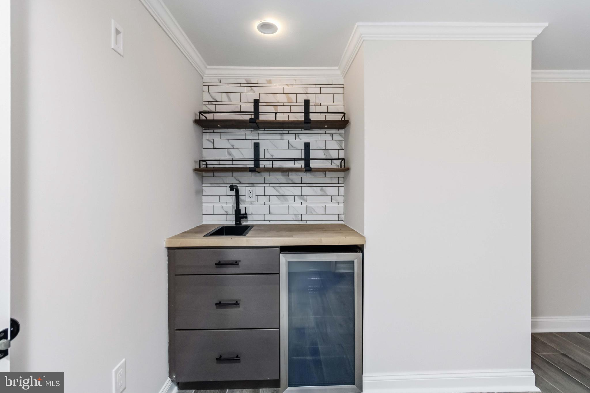 6018 W COLUMBIA AVENUE