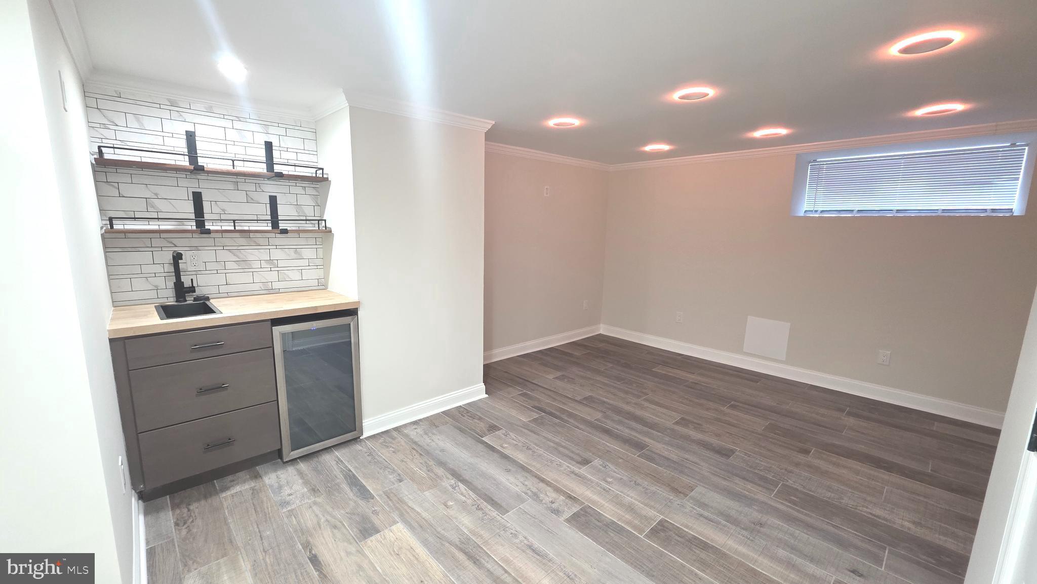 6018 W COLUMBIA AVENUE