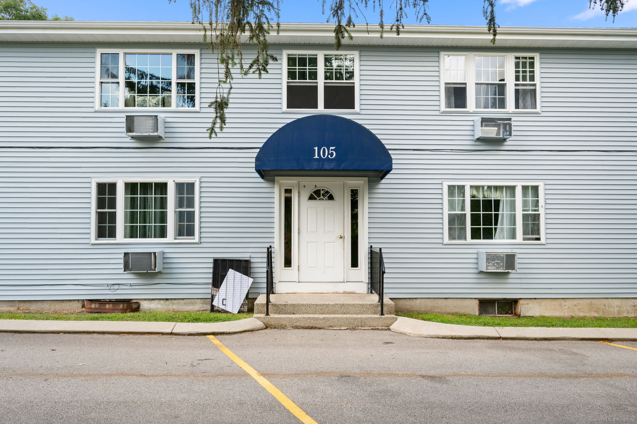 105 Horse Pond Road Unit: APT C