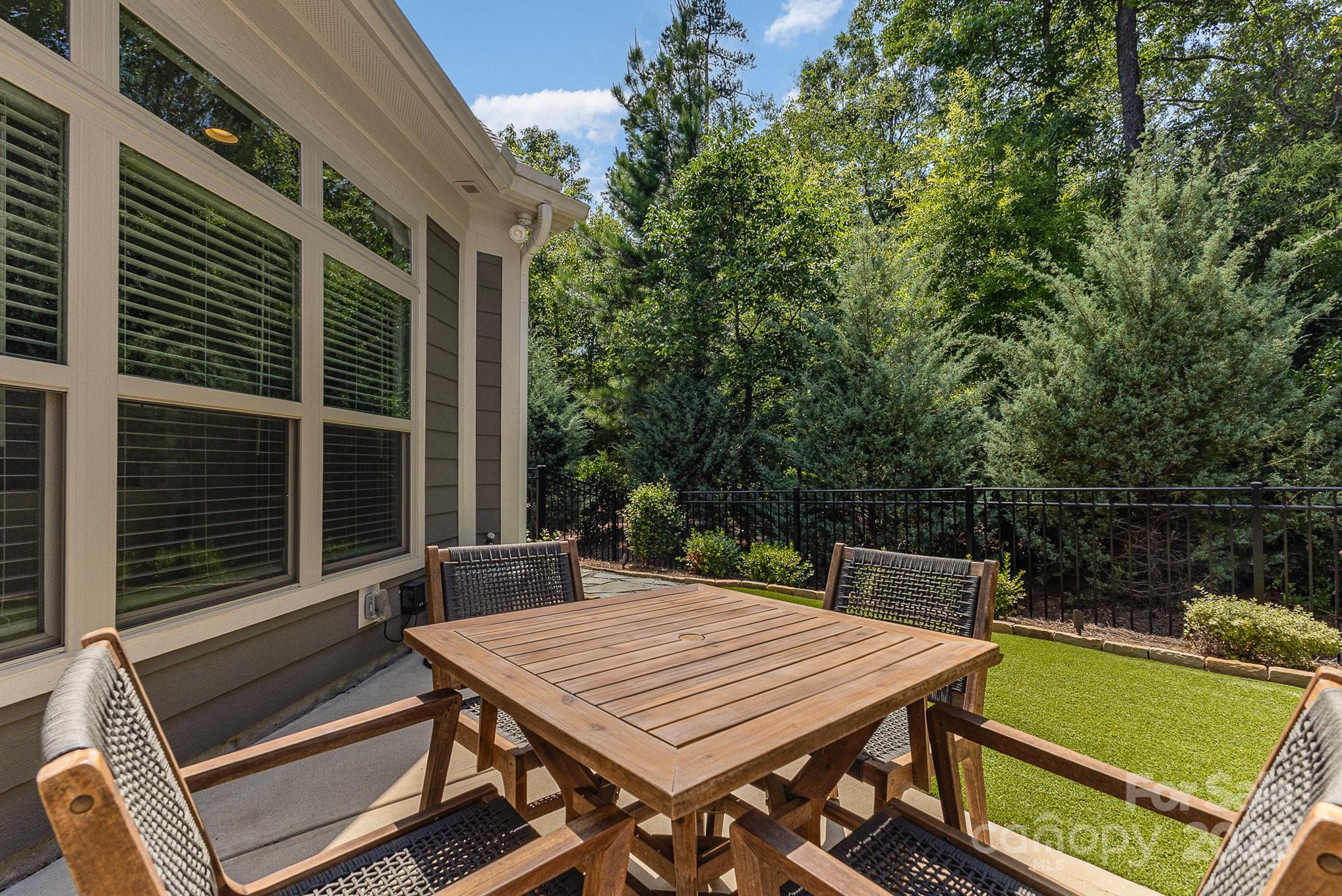 2245 Lincolnshire Lane