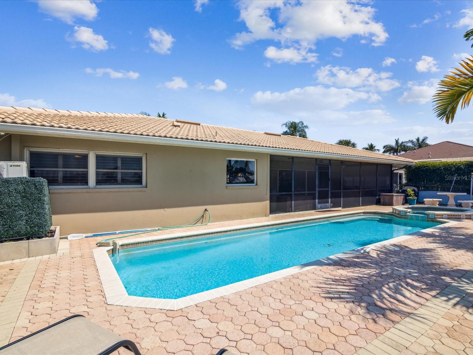 2044 MICHIGAN AVE NE