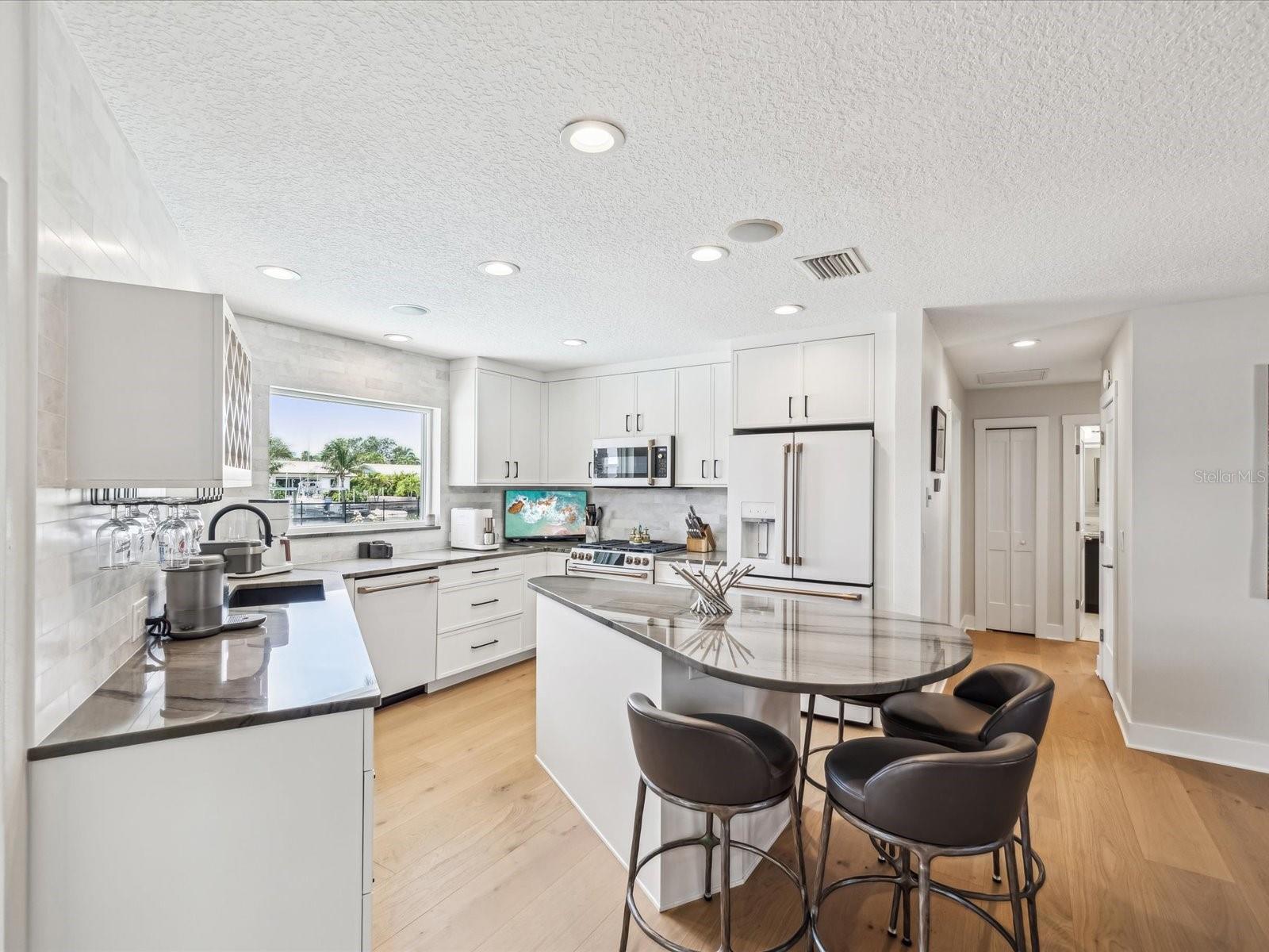 2044 MICHIGAN AVE NE