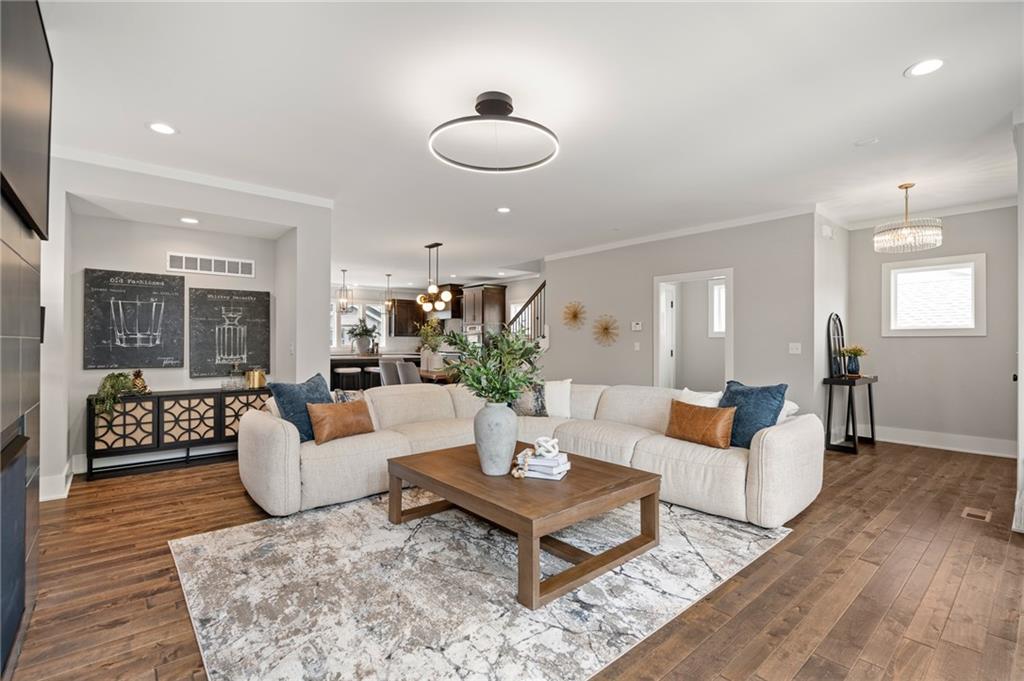 725 W 44th Terrace
