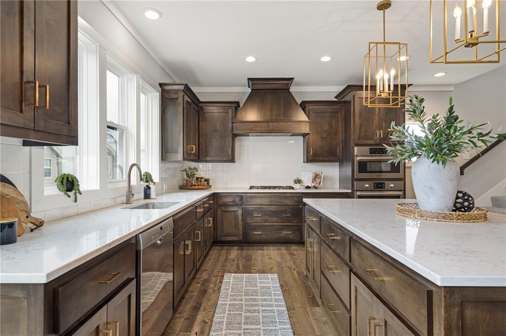 725 W 44th Terrace