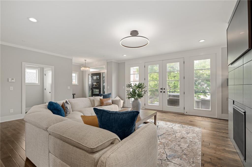 725 W 44th Terrace