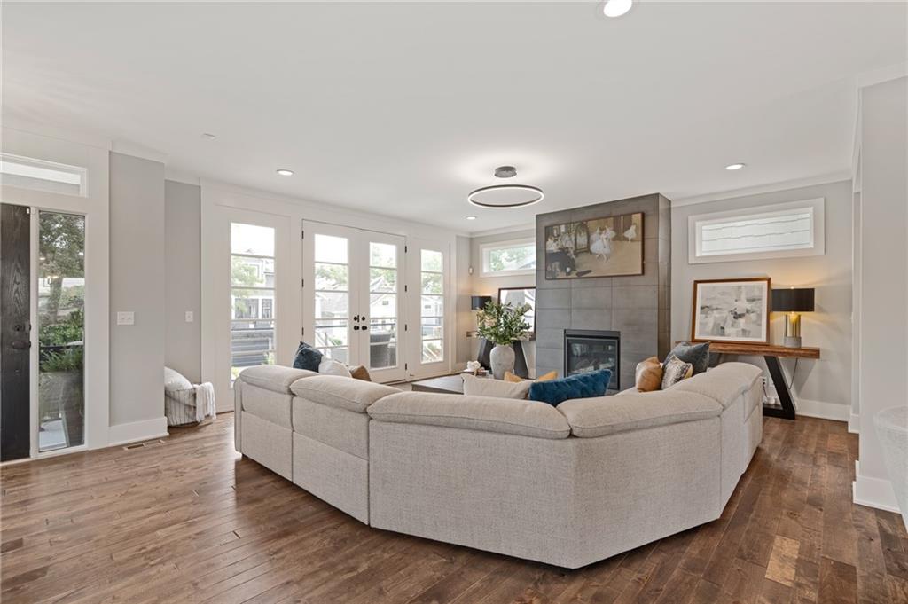 725 W 44th Terrace
