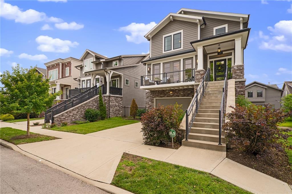 725 W 44th Terrace