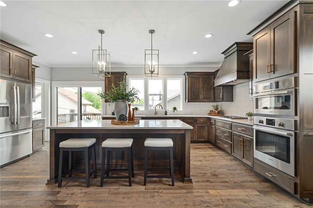 725 W 44th Terrace