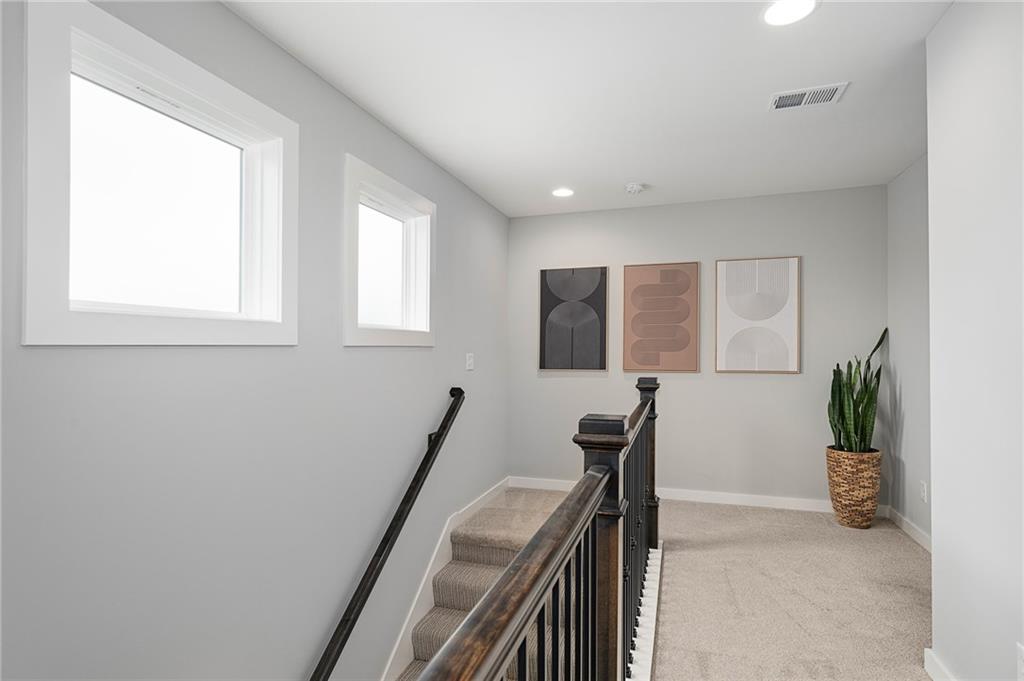 725 W 44th Terrace