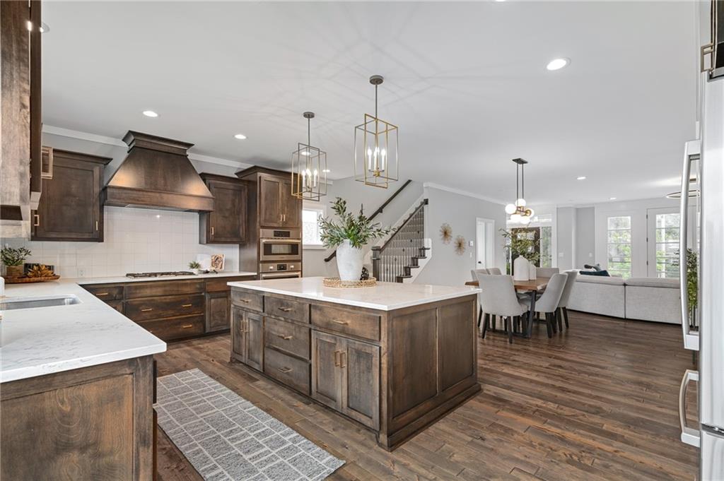 725 W 44th Terrace