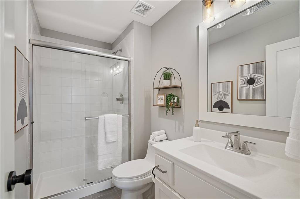 725 W 44th Terrace
