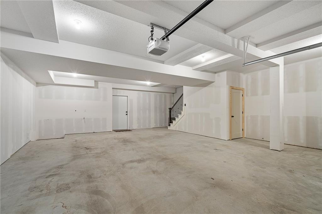 725 W 44th Terrace